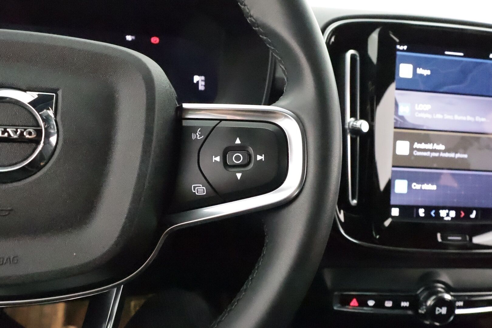 Volvo XC40 2023 P8 Twin Plus - 3,99 % KORKOTARJOUS TÄHÄN AUTOON - 31.5. ASTI! - Lämpöpumppu / Koukku / P. Kamera / Adapt. Vakkari / Muistipenkki / Google Maps / 2x renkaat!