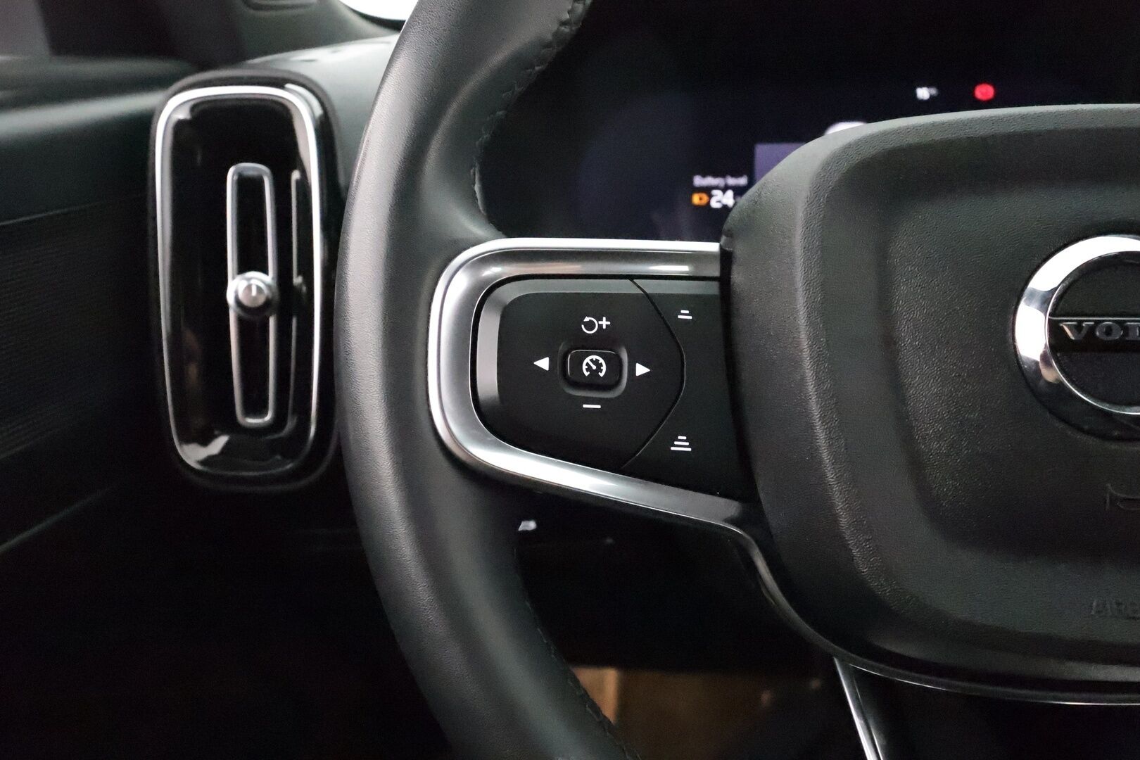 Volvo XC40 2023 P8 Twin Plus - 3,99 % KORKOTARJOUS TÄHÄN AUTOON - 31.5. ASTI! - Lämpöpumppu / Koukku / P. Kamera / Adapt. Vakkari / Muistipenkki / Google Maps / 2x renkaat!