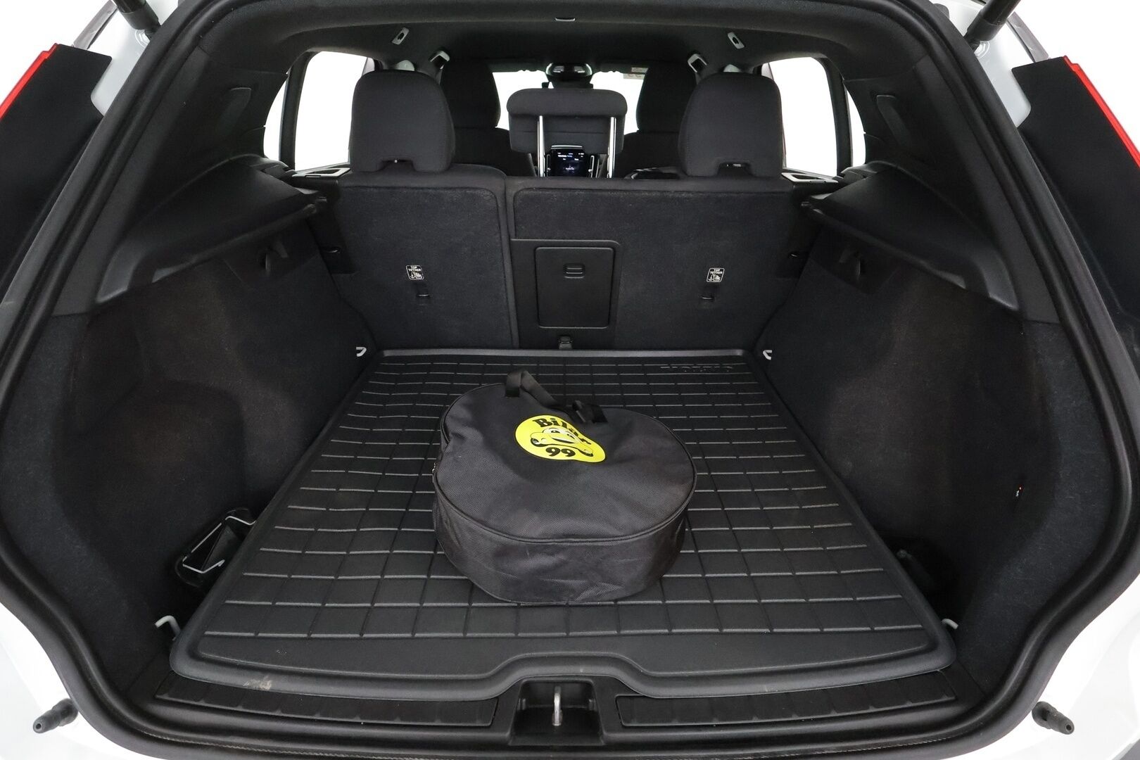 Volvo XC40 2023 P8 Twin Plus - 3,99 % KORKOTARJOUS TÄHÄN AUTOON - 31.5. ASTI! - Lämpöpumppu / Koukku / P. Kamera / Adapt. Vakkari / Muistipenkki / Google Maps / 2x renkaat!