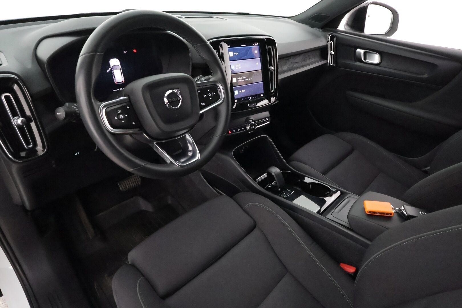 Volvo XC40 2023 P8 Twin Plus - 3,99 % KORKOTARJOUS TÄHÄN AUTOON - 31.5. ASTI! - Lämpöpumppu / Koukku / P. Kamera / Adapt. Vakkari / Muistipenkki / Google Maps / 2x renkaat!