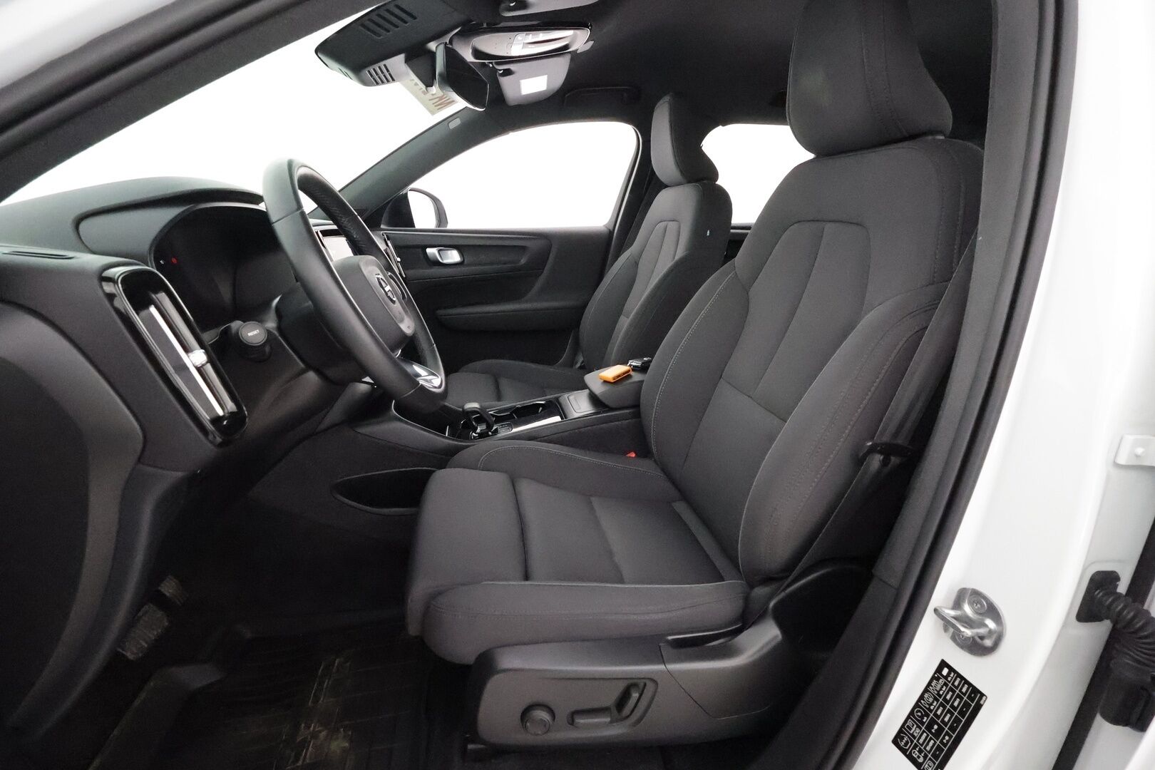 Volvo XC40 2023 P8 Twin Plus - 3,99 % KORKOTARJOUS TÄHÄN AUTOON - 31.5. ASTI! - Lämpöpumppu / Koukku / P. Kamera / Adapt. Vakkari / Muistipenkki / Google Maps / 2x renkaat!