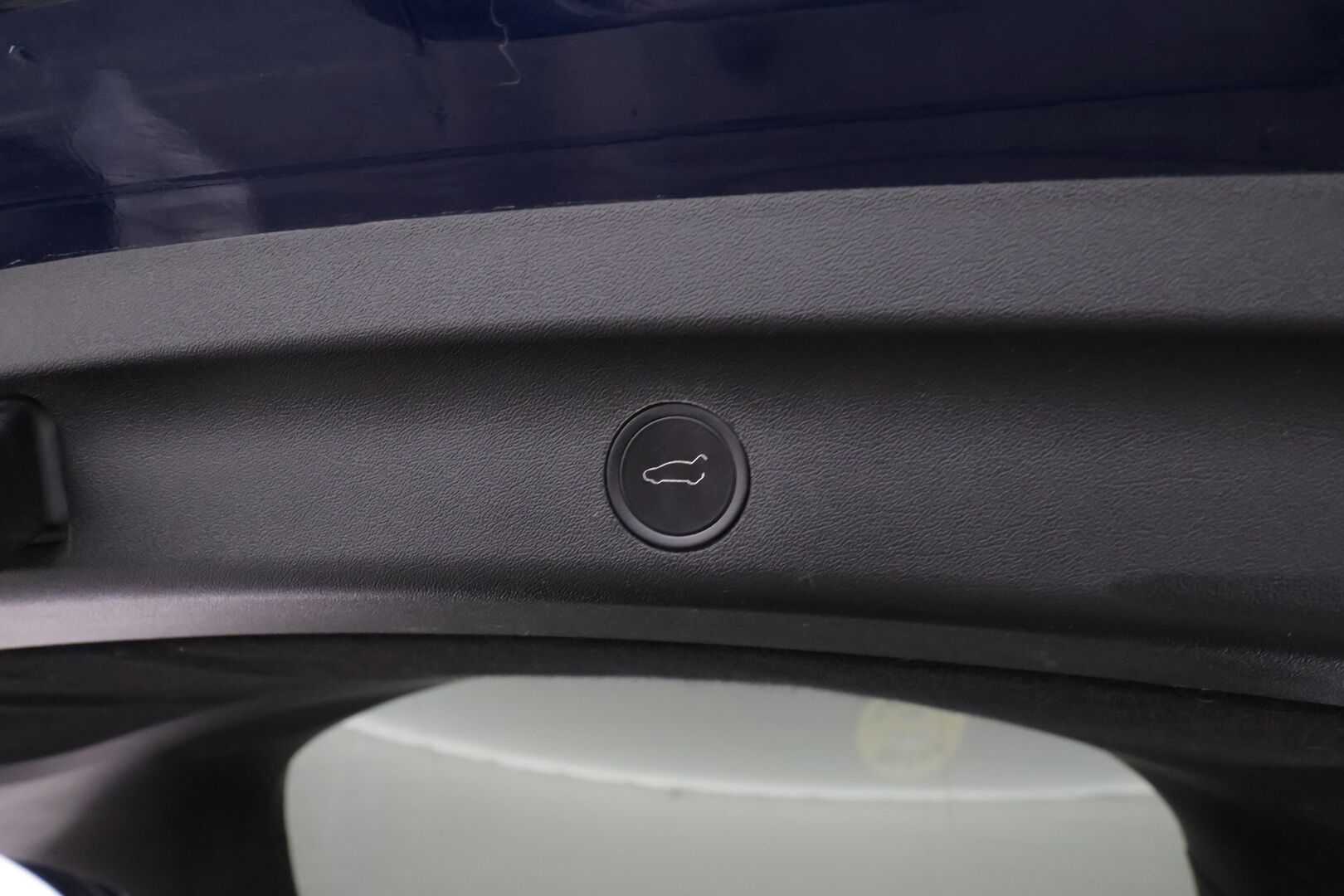 Tesla Model Y 2025 Long Range 7-Paikkainen * Lasikatto / Koukku / ILP / Matrix LED / Premium Audio / P.kamera / Nahat * - 1.Om Suomi-auto / Akku kuntotarkastettu SoH 97,2% / Kahdet renkaat aluvanteilla