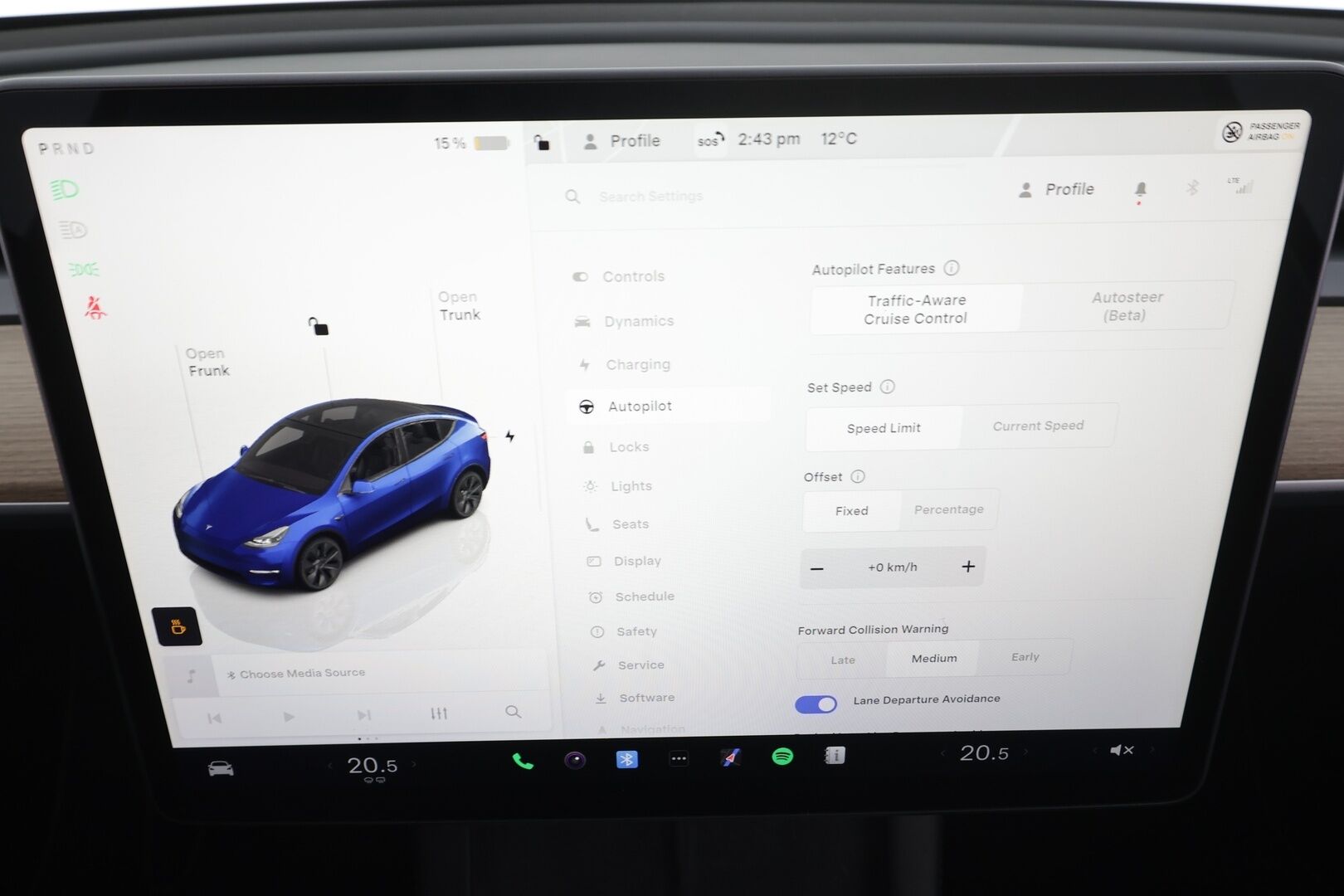 Tesla Model Y 2025 Long Range 7-Paikkainen * Lasikatto / Koukku / ILP / Matrix LED / Premium Audio / P.kamera / Nahat * - 1.Om Suomi-auto / Akku kuntotarkastettu SoH 97,2% / Kahdet renkaat aluvanteilla