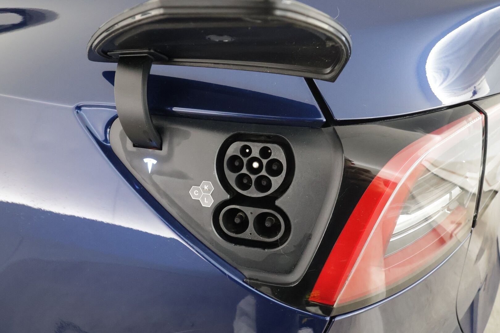 Tesla Model Y 2025 Long Range 7-Paikkainen * Lasikatto / Koukku / ILP / Matrix LED / Premium Audio / P.kamera / Nahat * - 1.Om Suomi-auto / Akku kuntotarkastettu SoH 97,2% / Kahdet renkaat aluvanteilla