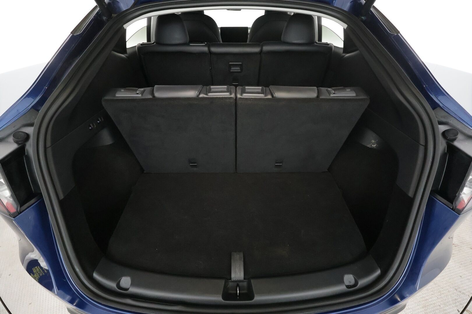 Tesla Model Y 2025 Long Range 7-Paikkainen * Lasikatto / Koukku / ILP / Matrix LED / Premium Audio / P.kamera / Nahat * - 1.Om Suomi-auto / Akku kuntotarkastettu SoH 97,2% / Kahdet renkaat aluvanteilla