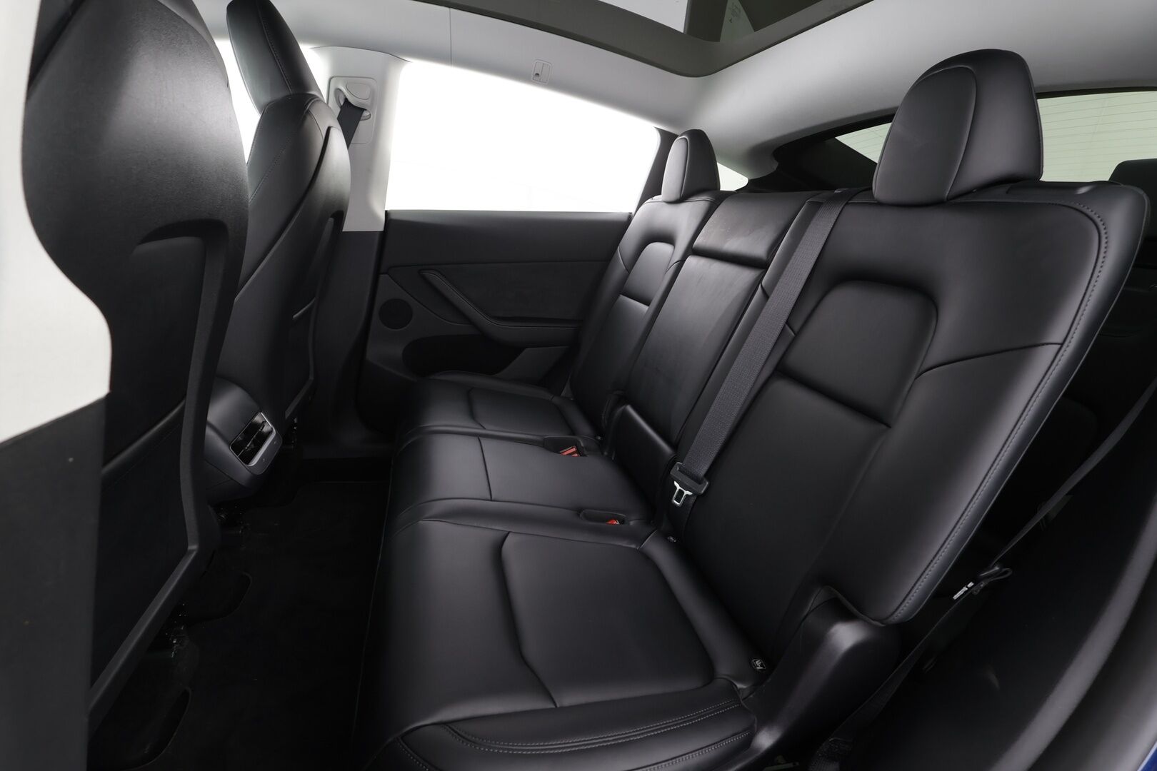 Tesla Model Y 2025 Long Range 7-Paikkainen * Lasikatto / Koukku / ILP / Matrix LED / Premium Audio / P.kamera / Nahat * - 1.Om Suomi-auto / Akku kuntotarkastettu SoH 97,2% / Kahdet renkaat aluvanteilla