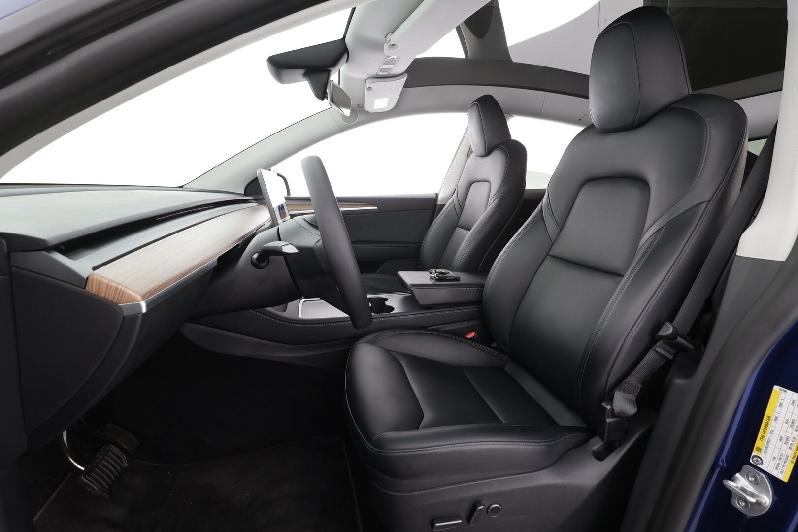 Tesla Model Y 2025 Long Range 7-Paikkainen * Lasikatto / Koukku / ILP / Matrix LED / Premium Audio / P.kamera / Nahat * - 1.Om Suomi-auto / Akku kuntotarkastettu SoH 97,2% / Kahdet renkaat aluvanteilla