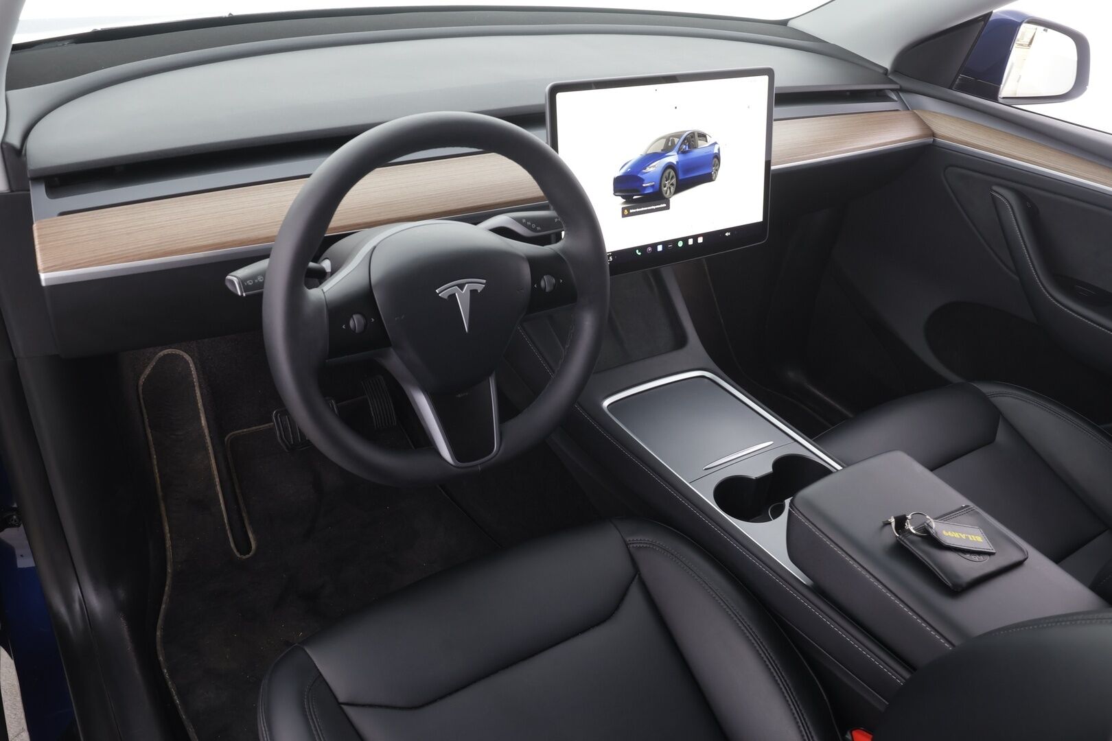 Tesla Model Y 2025 Long Range 7-Paikkainen * Lasikatto / Koukku / ILP / Matrix LED / Premium Audio / P.kamera / Nahat * - 1.Om Suomi-auto / Akku kuntotarkastettu SoH 97,2% / Kahdet renkaat aluvanteilla