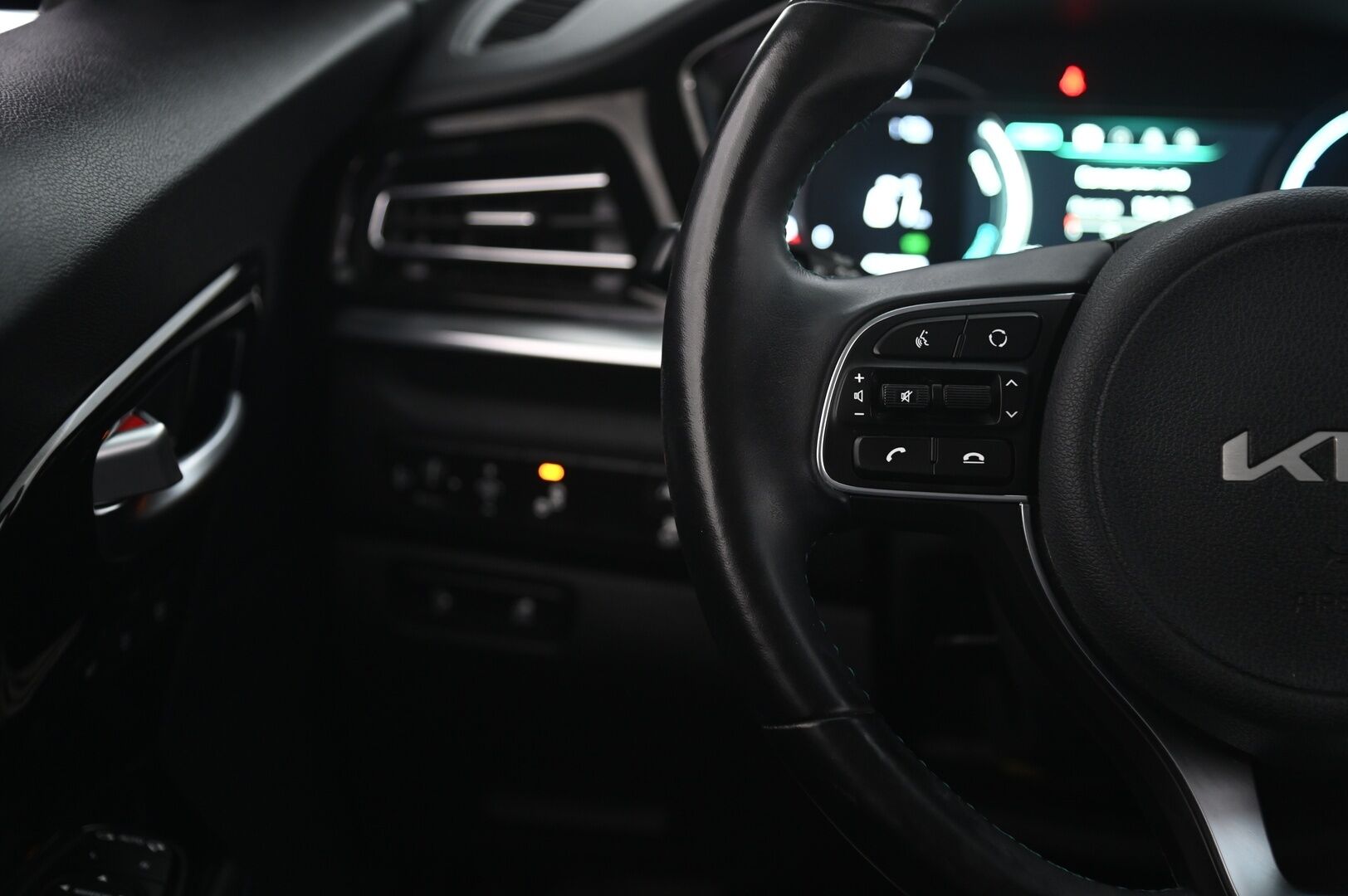 Kia Niro 2022 Business Premium 204hv - Juuri katsastettu! | Ilmastoidut Nahkapenkit | Ilmalämpöpumppu | Adaptiivinen vakionopeudensäädin | P.kamera | Merkkihuollettu | 2x Renkaat alumiinivantein!