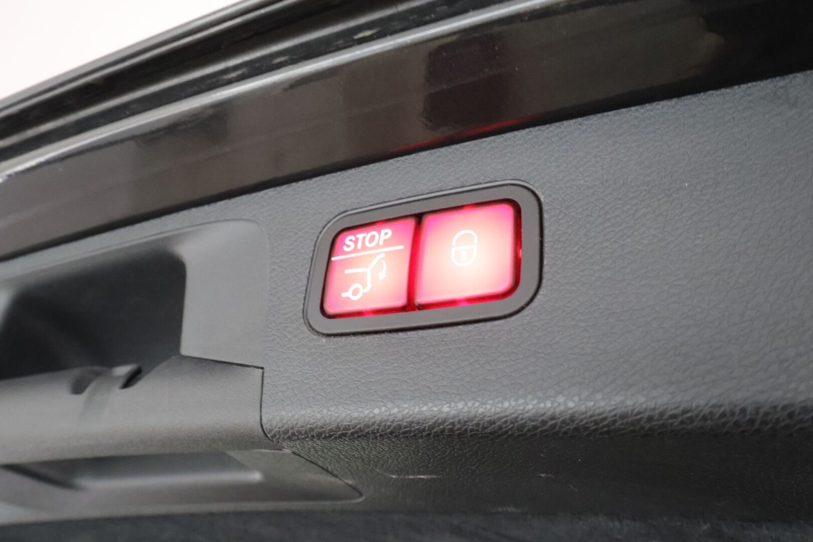 Mercedes-Benz E 2021 300 e T A Business EQ Power AMG * Distronic+Q / 360 / Sportnahat / Multibeam / Widescreen / Navi / Blis / Keyless * - Koukku / 2x Latauskaapelit / Kahdet renkaat aluvanteilla - HULLUT AVAJAISHULINAT KORKOTARJOUS 3,29 %