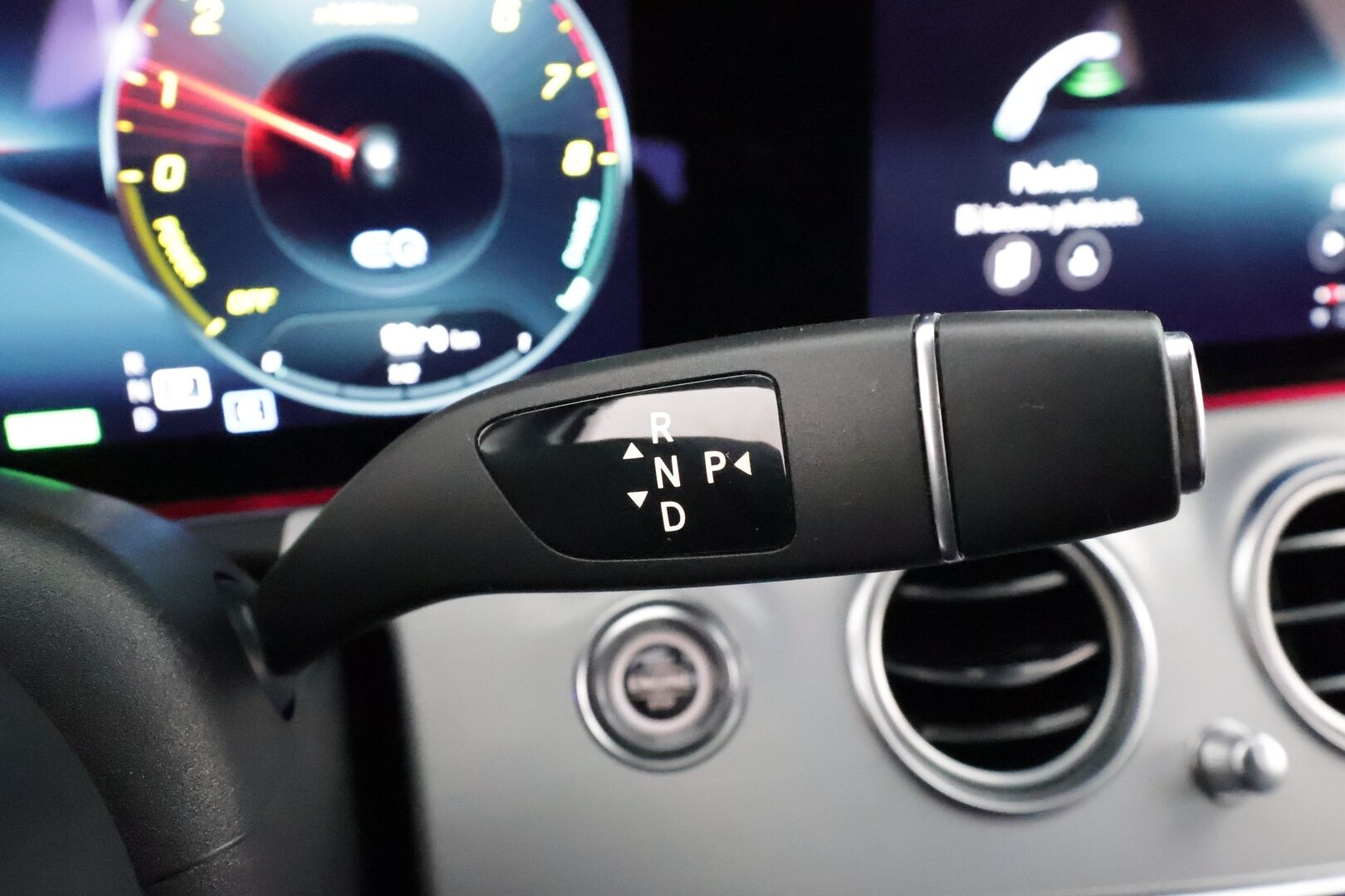 Mercedes-Benz E 2021 300 e T A Business Avantgarde EQ Power * Distronic / 360 / Sportnahat / Multibeam / Widescreen / Navi / Keyless * - Koukku / 2x Latauskaapelit / Kahdet renkaat aluvanteilla