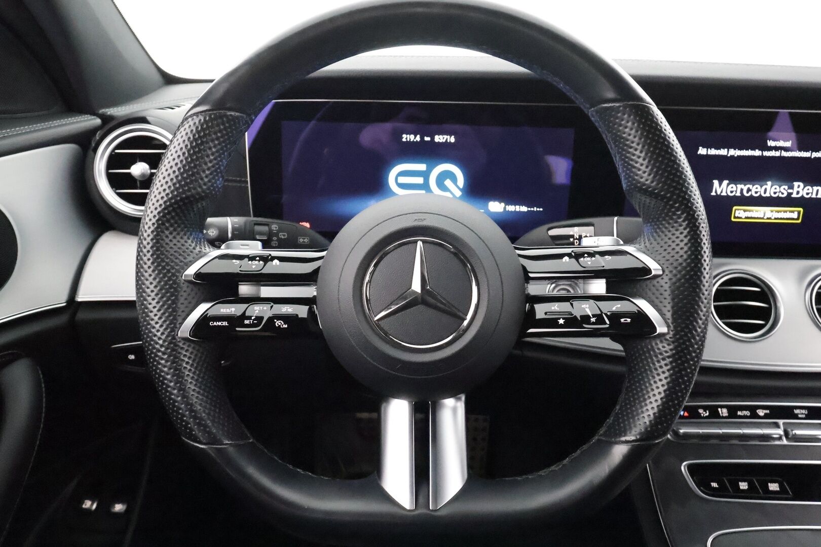 Mercedes-Benz E 2021 300 e T A Business Avantgarde EQ Power * Distronic / 360 / Sportnahat / Multibeam / Widescreen / Navi / Keyless * - Koukku / 2x Latauskaapelit / Kahdet renkaat aluvanteilla