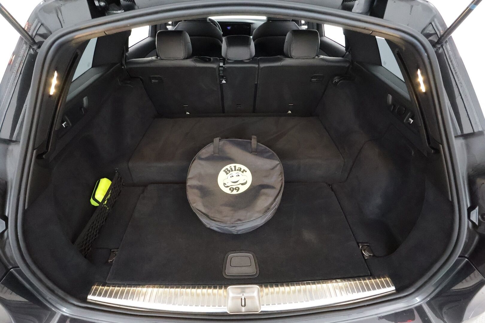 Mercedes-Benz E 2021 300 e T A Business EQ Power AMG * Distronic+Q / 360 / Sportnahat / Multibeam / Widescreen / Navi / Blis / Keyless * - Koukku / 2x Latauskaapelit / Kahdet renkaat aluvanteilla - HULLUT AVAJAISHULINAT KORKOTARJOUS 3,29 %