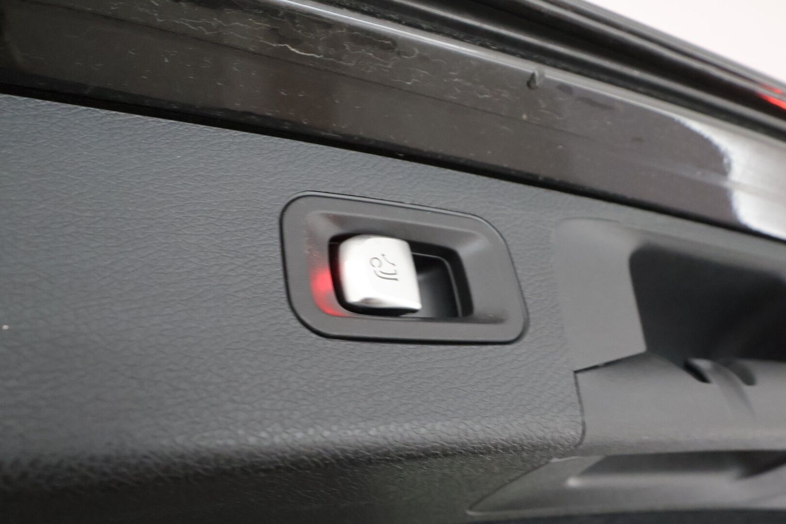 Mercedes-Benz E 2021 300 e T A Business Avantgarde EQ Power * Distronic / 360 / Sportnahat / Multibeam / Widescreen / Navi / Keyless * - Koukku / 2x Latauskaapelit / Kahdet renkaat aluvanteilla