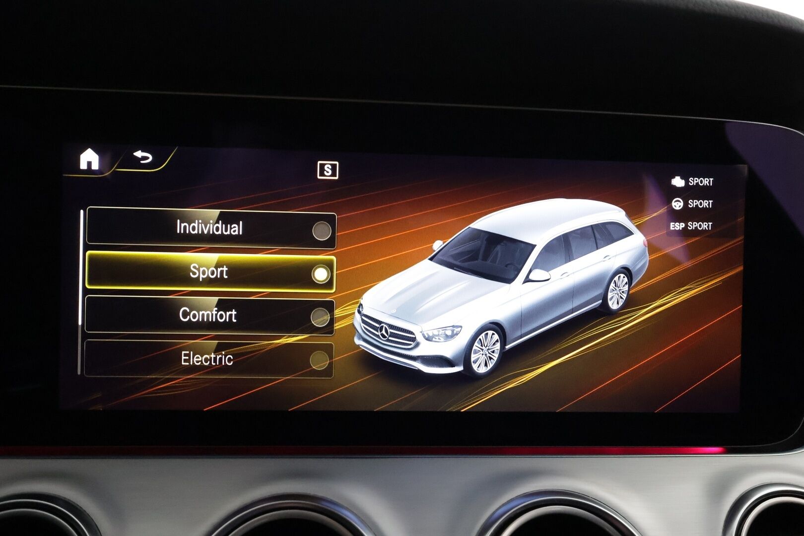 Mercedes-Benz E 2021 300 e T A Business EQ Power AMG * Distronic+Q / 360 / Sportnahat / Multibeam / Widescreen / Navi / Blis / Keyless * - Koukku / 2x Latauskaapelit / Kahdet renkaat aluvanteilla - HULLUT AVAJAISHULINAT KORKOTARJOUS 3,29 %