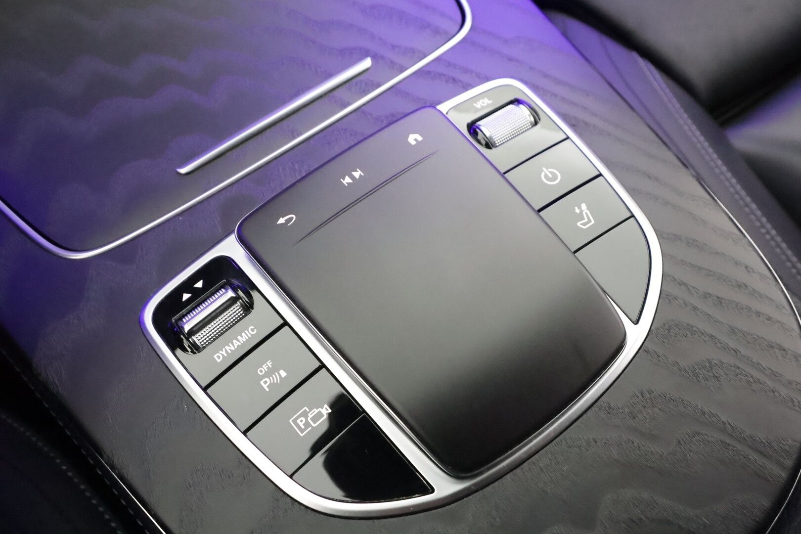 Mercedes-Benz E 2021 300 e T A Business Avantgarde EQ Power * Distronic / 360 / Sportnahat / Multibeam / Widescreen / Navi / Keyless * - Koukku / 2x Latauskaapelit / Kahdet renkaat aluvanteilla