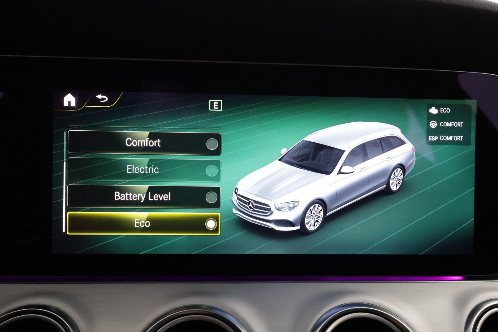 Mercedes-Benz E 2021 300 e T A Business Avantgarde EQ Power * Distronic / 360 / Sportnahat / Multibeam / Widescreen / Navi / Keyless * - Koukku / 2x Latauskaapelit / Kahdet renkaat aluvanteilla