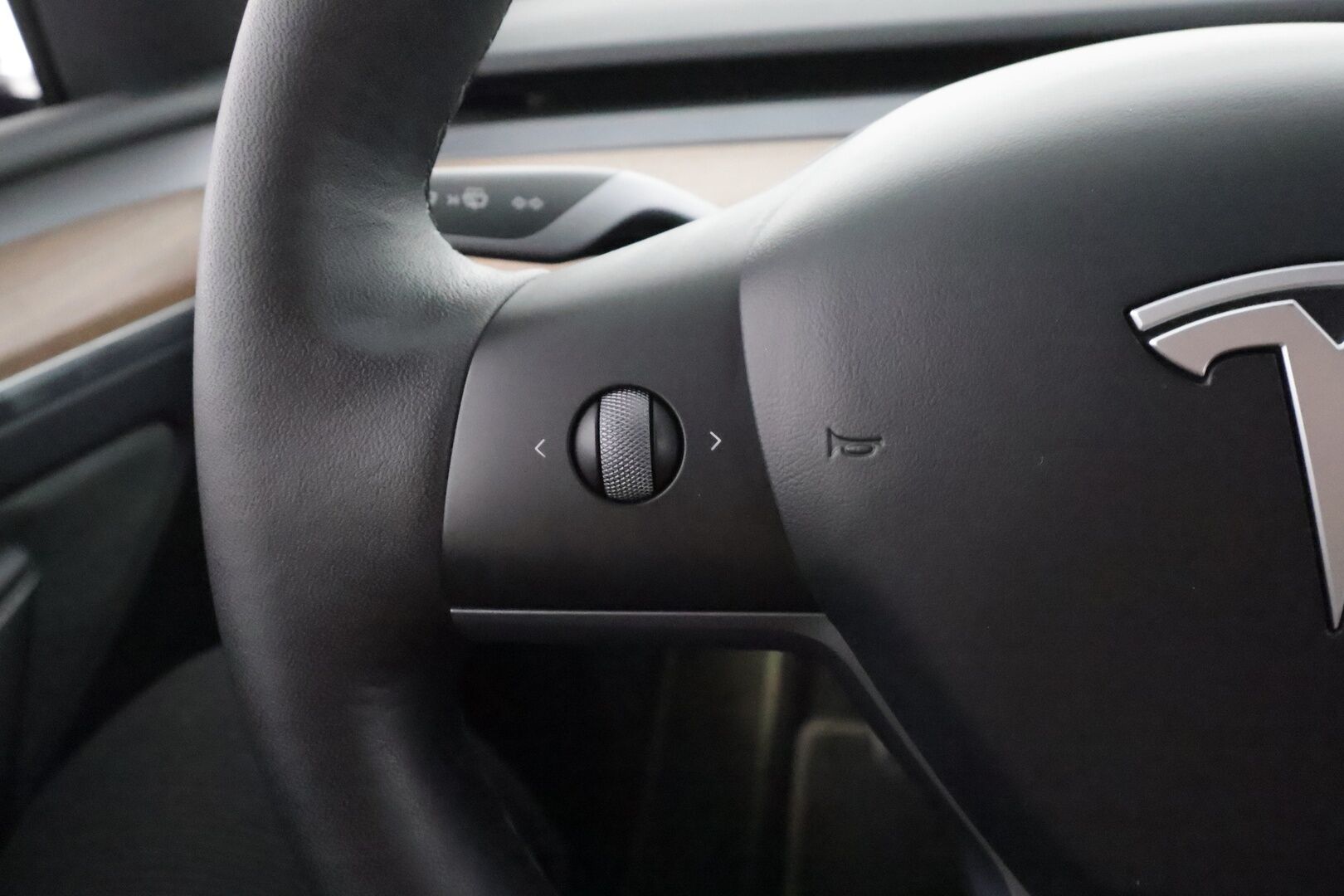 Tesla Model Y 2023 Performance * Koukku / ILP / ACC / Lasikatto / Premium Audio / P.Kamera / Matrix-LED / Muistipenkki / Kaistavahti * - Akku kuntotarkastettu / 2x Latauskaapelit