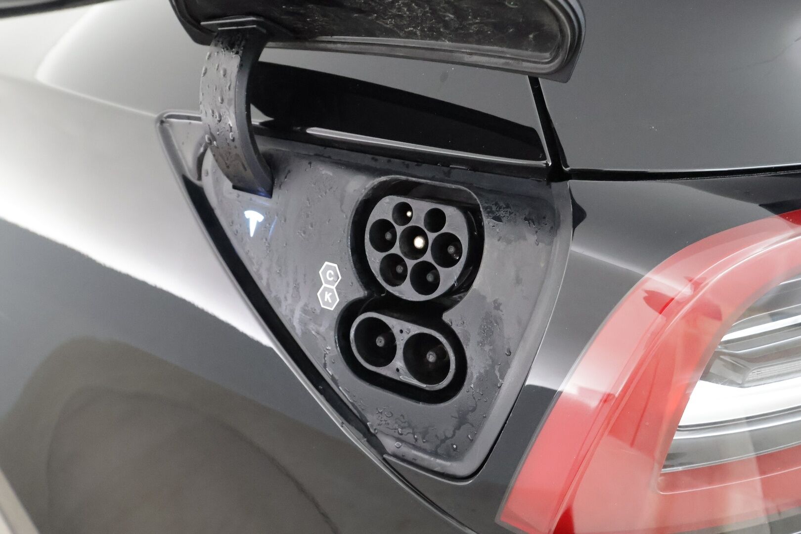 Tesla Model Y 2023 Performance * Koukku / ILP / ACC / Lasikatto / Premium Audio / P.Kamera / Matrix-LED / Muistipenkki / Kaistavahti * - Akku kuntotarkastettu / 2x Latauskaapelit