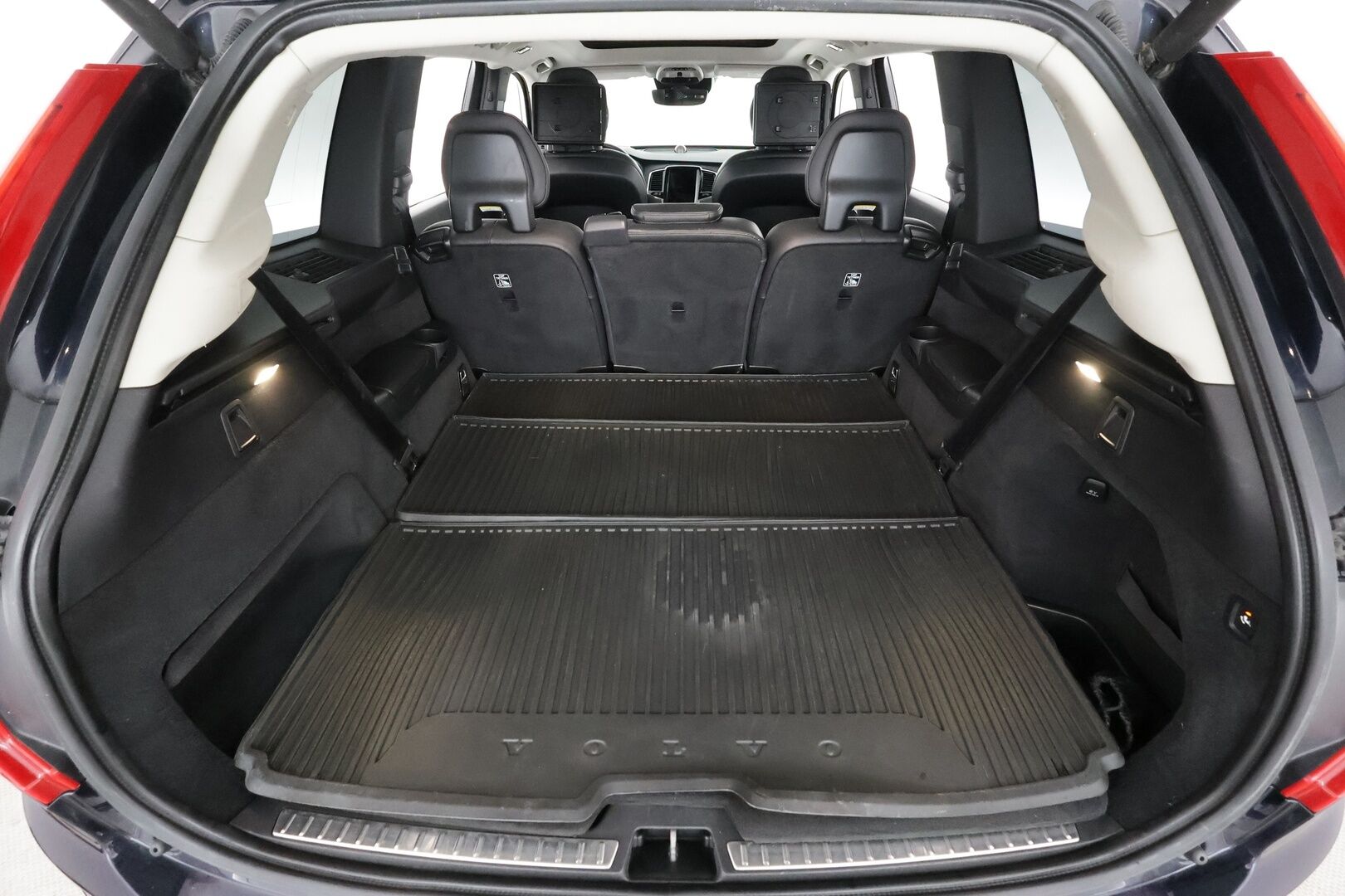Volvo XC90 2016 D5 AWD Inscription * Pilot assist / Koukku / Webasto / Panorama / HUD / B&W / Muistipenkit / P.Kamera / Keyless / Sporttinahat * - Kovilla kamoilla oleva ei AD-Blue Volvo!