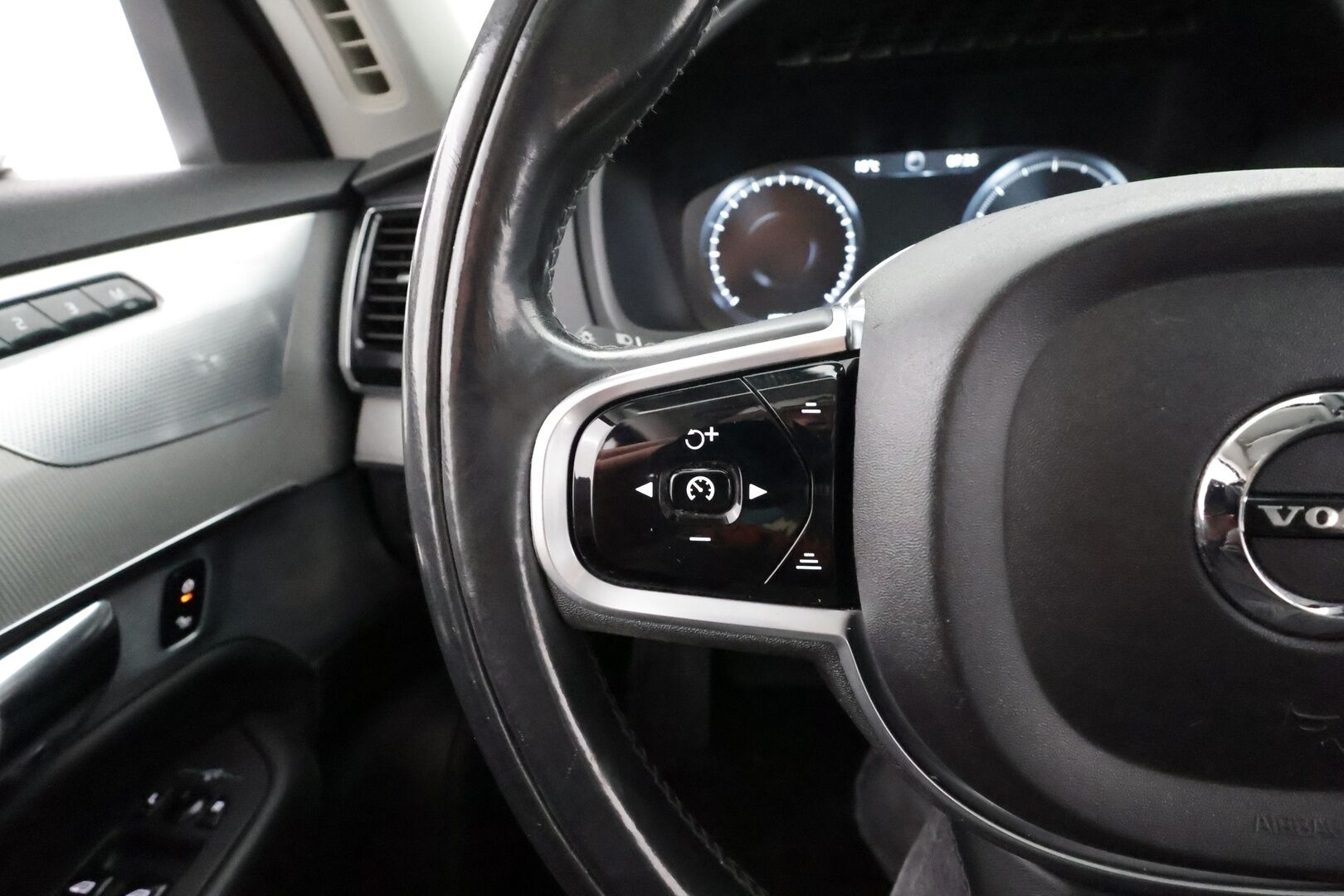 Volvo XC90 2016 D5 AWD Inscription aut - | 7-P. | B&W | Muistipenkit | HUD | Pilot Assist | Panorama | Koukku | Webasto | P.Kamera | Keyless | Sporttinahat | Ei-Adblue |