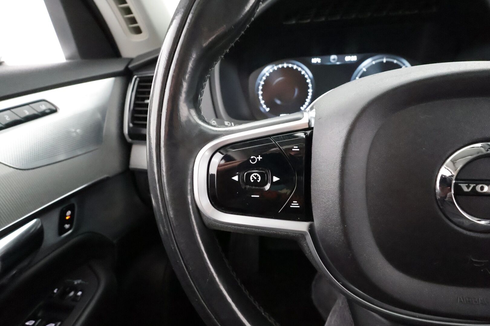 Volvo XC90 2016 D5 AWD Inscription * Pilot assist / Koukku / Webasto / Panorama / HUD / B&W / Muistipenkit / P.Kamera / Keyless / Sporttinahat * - Kovilla kamoilla oleva ei AD-Blue Volvo!