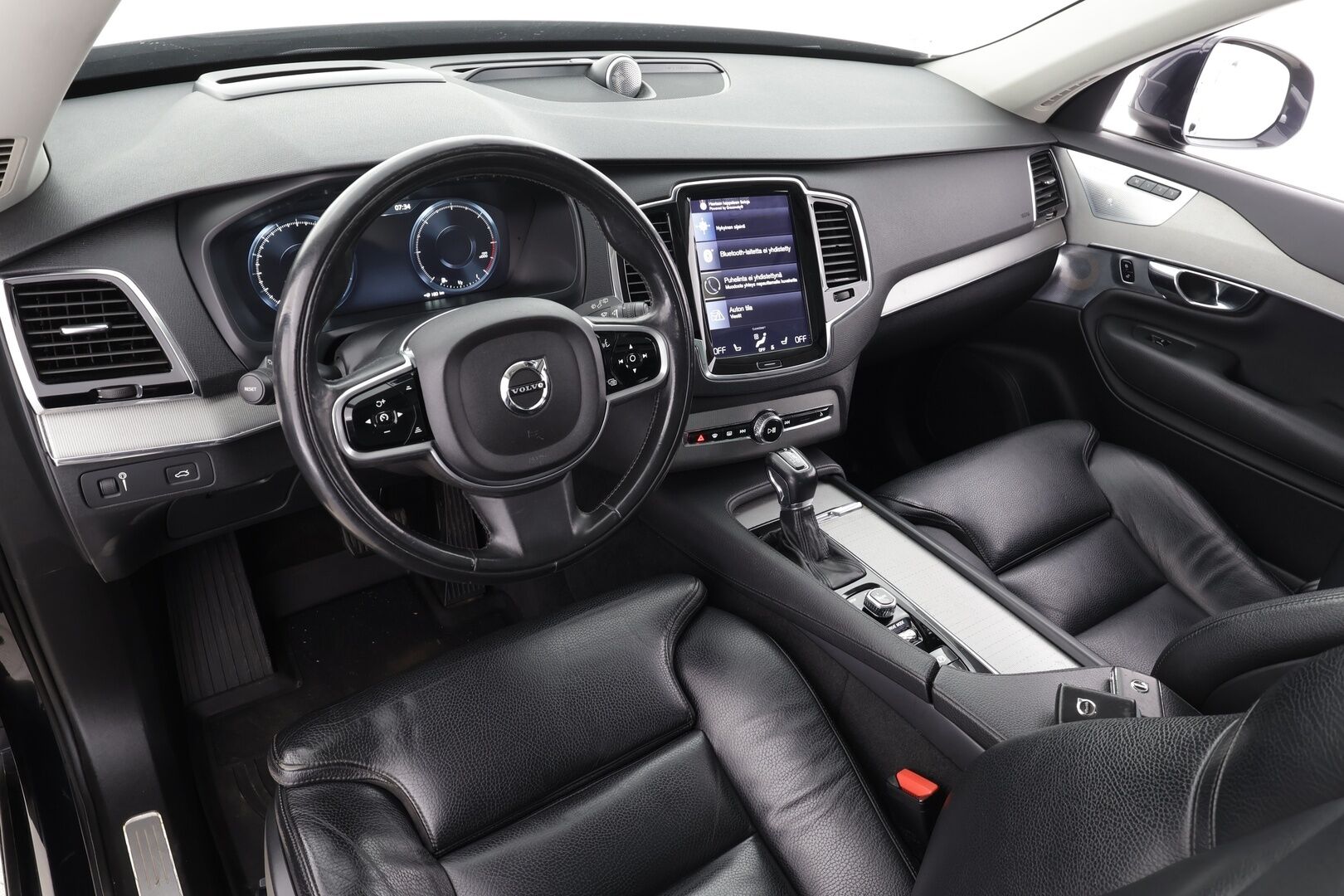 Volvo XC90 2016 D5 AWD Inscription * Pilot assist / Koukku / Webasto / Panorama / HUD / B&W / Muistipenkit / P.Kamera / Keyless / Sporttinahat * - Kovilla kamoilla oleva ei AD-Blue Volvo!