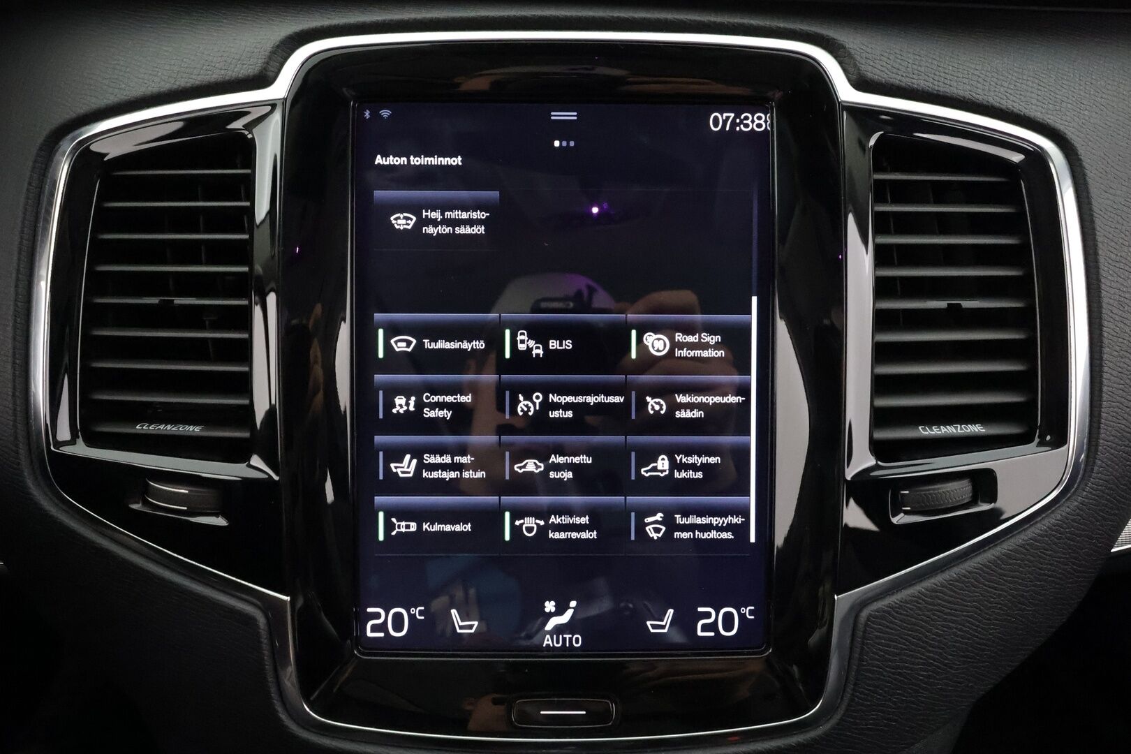 Volvo XC90 2016 D5 AWD Inscription * Pilot assist / Koukku / Webasto / Panorama / HUD / B&W / Muistipenkit / P.Kamera / Keyless / Sporttinahat * - Kovilla kamoilla oleva ei AD-Blue Volvo!