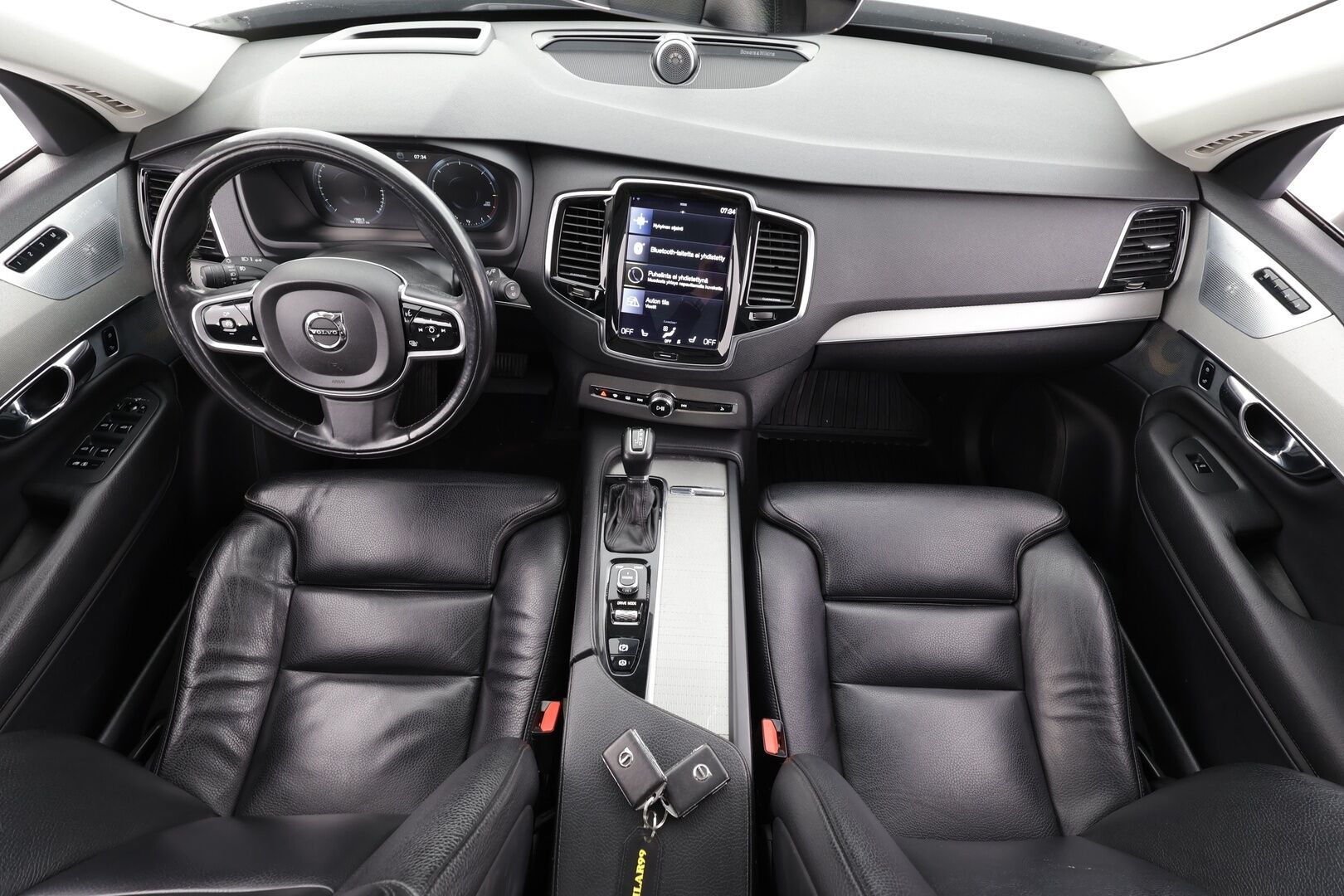 Volvo XC90 2016 D5 AWD Inscription * Pilot assist / Koukku / Webasto / Panorama / HUD / B&W / Muistipenkit / P.Kamera / Keyless / Sporttinahat * - Kovilla kamoilla oleva ei AD-Blue Volvo!