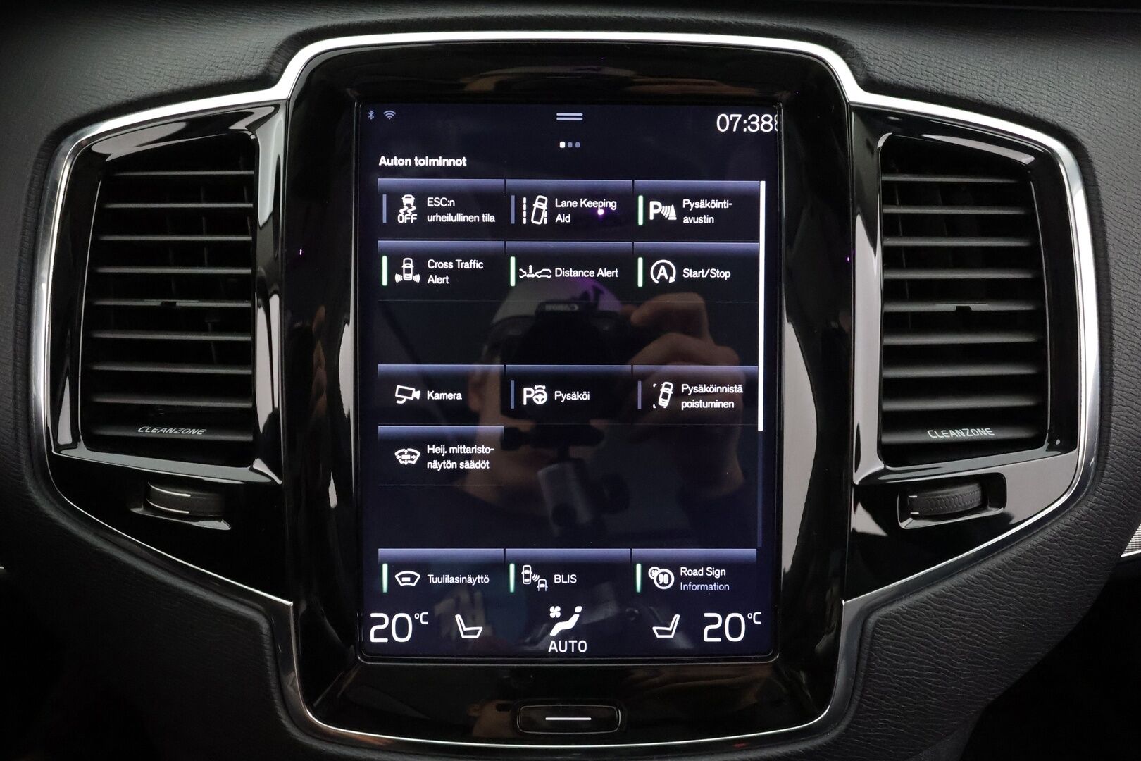 Volvo XC90 2016 D5 AWD Inscription * Pilot assist / Koukku / Webasto / Panorama / HUD / B&W / Muistipenkit / P.Kamera / Keyless / Sporttinahat * - Kovilla kamoilla oleva ei AD-Blue Volvo!
