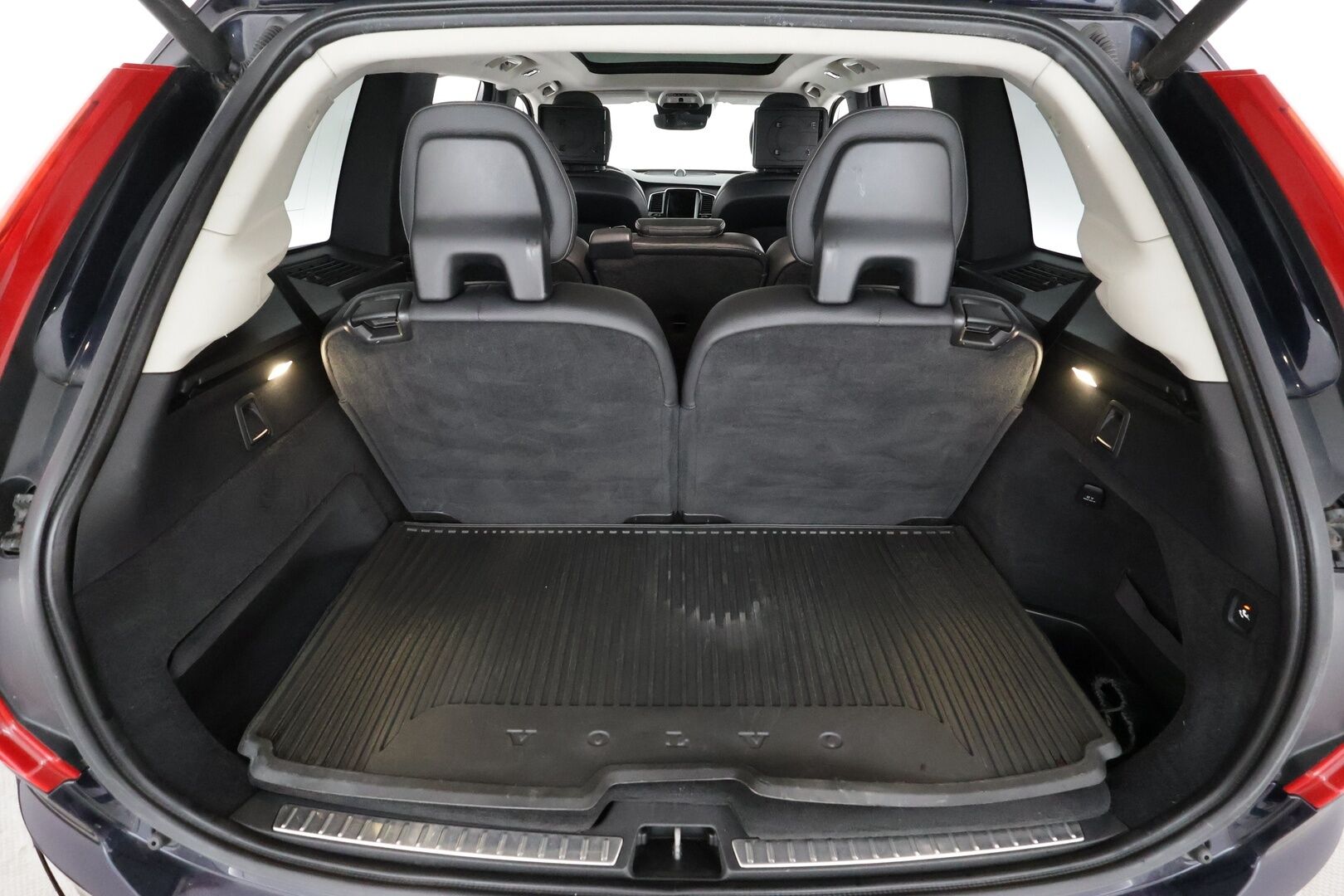 Volvo XC90 2016 D5 AWD Inscription * Pilot assist / Koukku / Webasto / Panorama / HUD / B&W / Muistipenkit / P.Kamera / Keyless / Sporttinahat * - Kovilla kamoilla oleva ei AD-Blue Volvo!