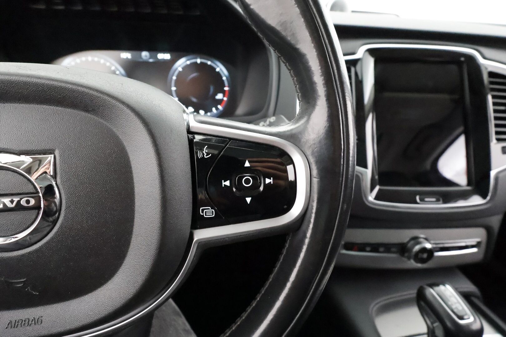 Volvo XC90 2016 D5 AWD Inscription * Pilot assist / Koukku / Webasto / Panorama / HUD / B&W / Muistipenkit / P.Kamera / Keyless / Sporttinahat * - Kovilla kamoilla oleva ei AD-Blue Volvo!