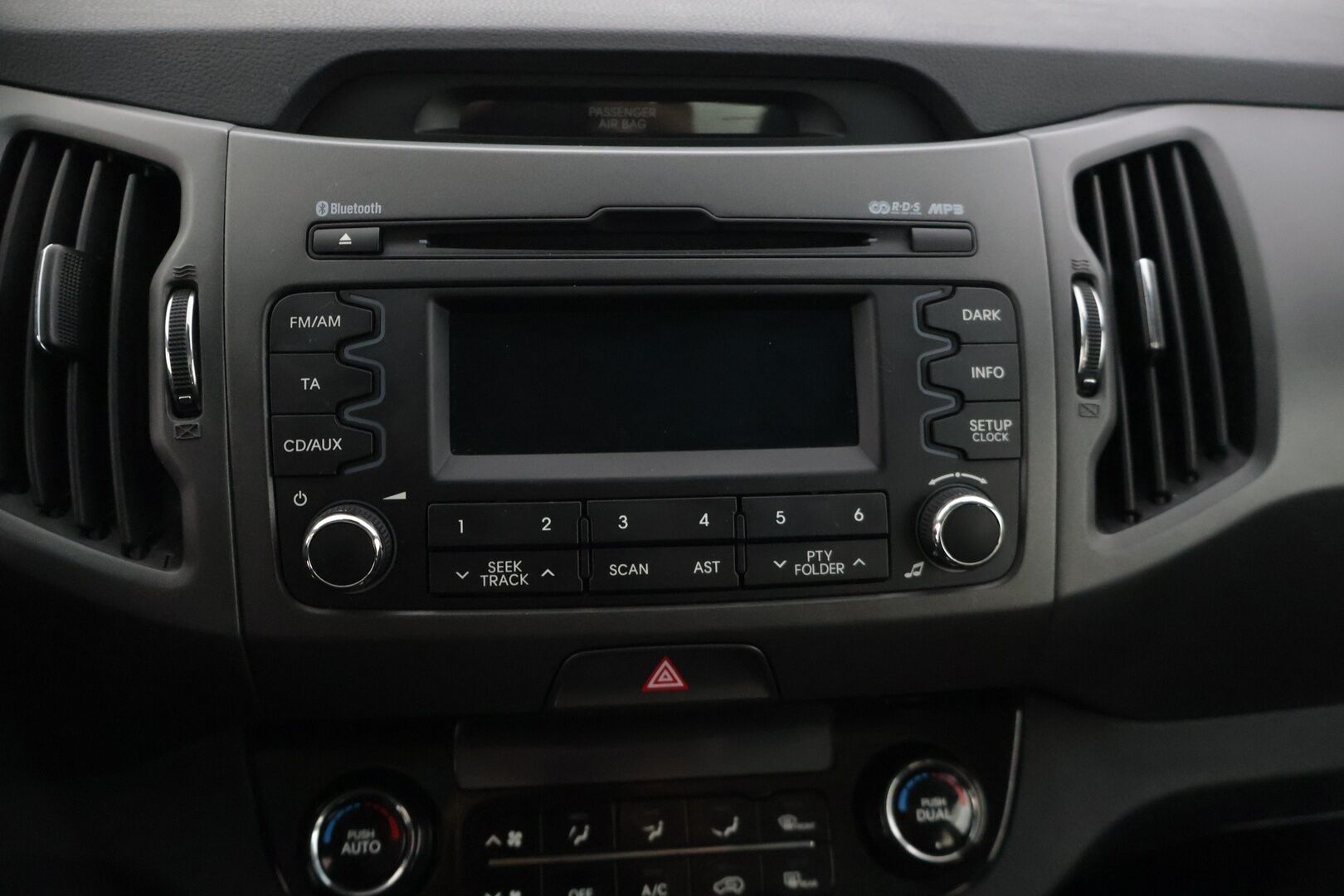 Kia Sportage 2012 1,7 CRDi ISG Urban EX EcoDynamics - | Kattoikkuna | Vetokoukku | Lohkolämmitin | P. Tutka | Vakkari | 2x Merkkirenkaat |