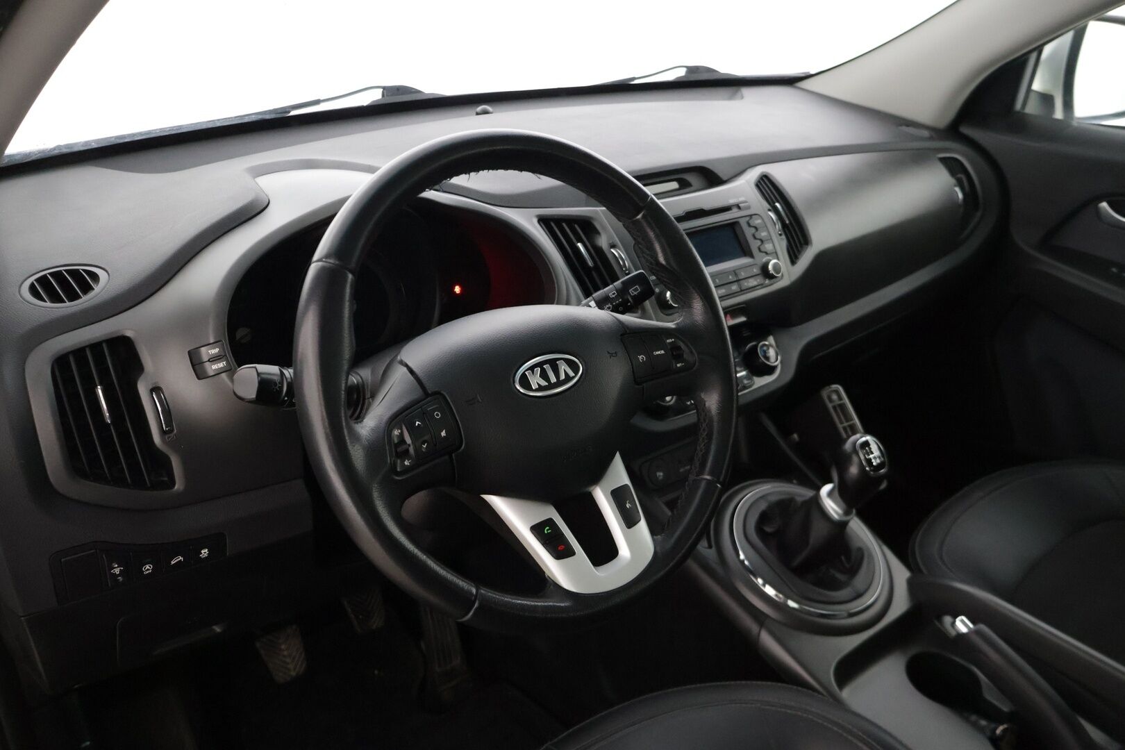 Kia Sportage 2012 1,7 CRDi ISG Urban EX EcoDynamics - | Kattoikkuna | Vetokoukku | Lohkolämmitin | P. Tutka | Vakkari | 2x Merkkirenkaat |