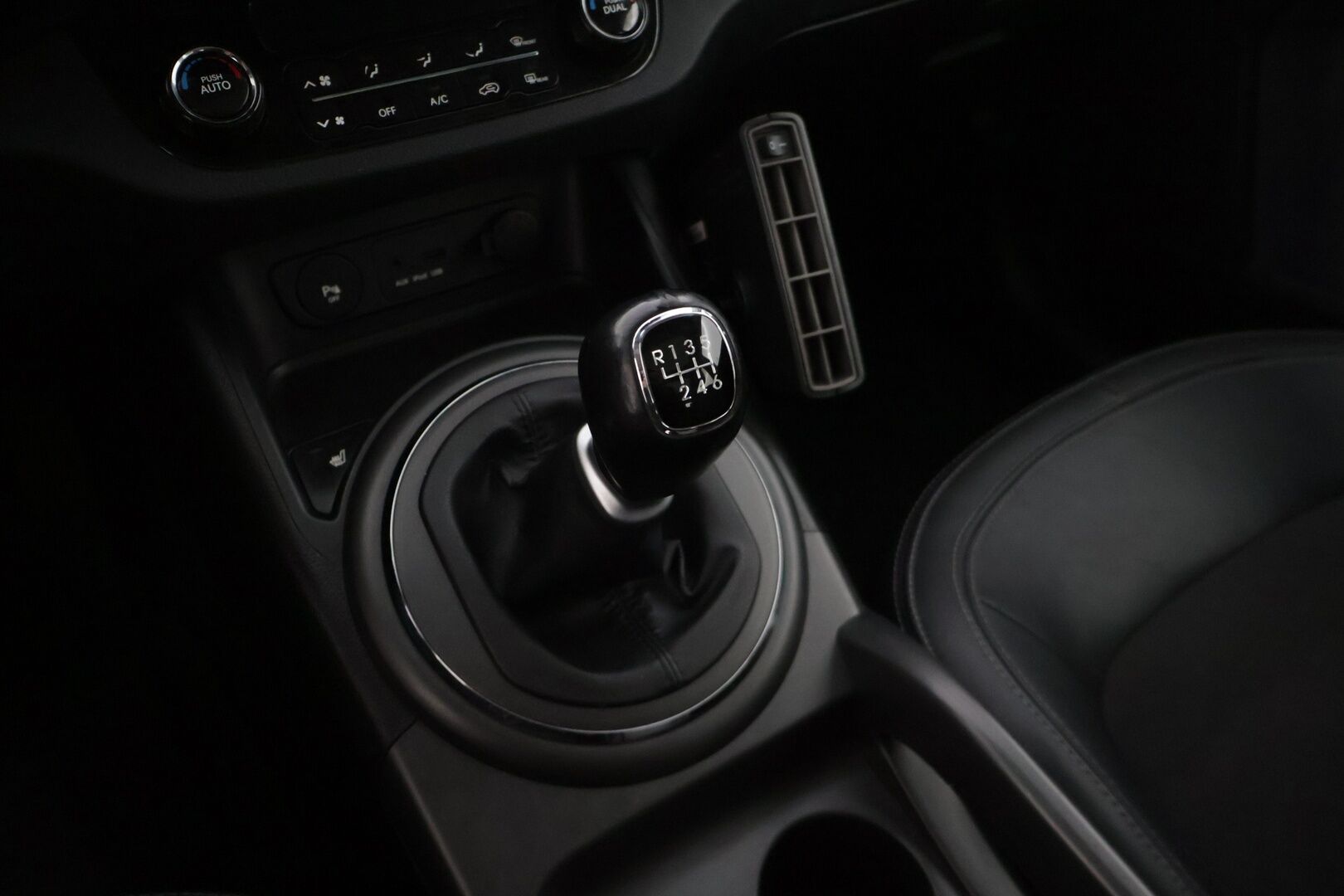 Kia Sportage 2012 1,7 CRDi ISG Urban EX EcoDynamics * Kattoikkuna /  Vetokoukku / Lohkolämmitin / P. Tutka / Vakkari * - Maltillisilla kilometreillä! / Talveksi hyvät Nokian nastat! / Viimeisin huolto 170tkm - HULLUT AVAJAISHULINAT KORKOTARJOUS 3,29 %