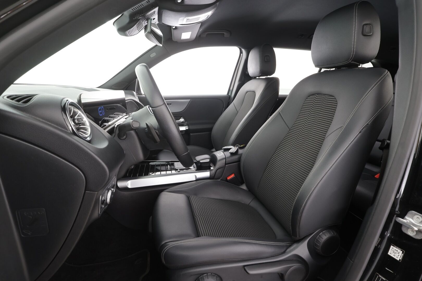 MERCEDES-BENZ EQB 2023 300 4Matic 7p - 7-p. | DTR+ | 360 | IHC | Widescreen | Sporttipenkki | Kaistavahti | Katveavustin | Navi | Apple&Android | Kahdet renkaat |
