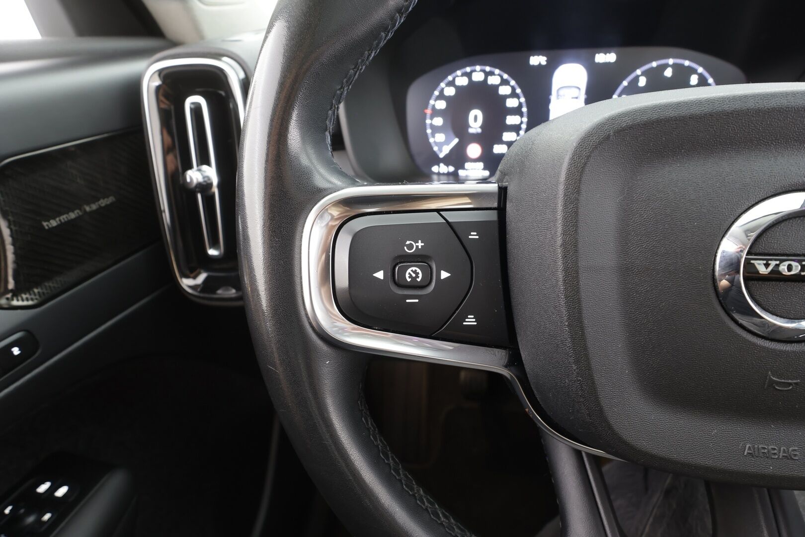 Volvo XC40 2021 T2 Momentum Edition - | Webasto | Full-LED | Panorama | H/K | Vakkari | Muistipenkki | Ratinlämmitys | Sporttinahat | Keyless | Apple&Android | Kahdet Renkaat |