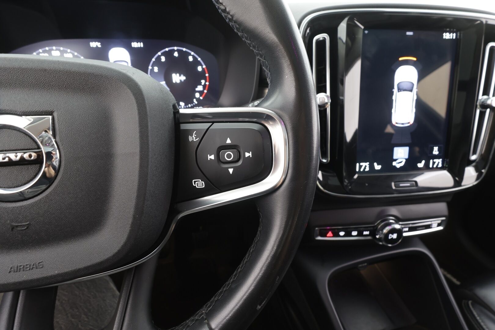 Volvo XC40 2021 T2 Momentum Edition - | Webasto | Full-LED | Panorama | H/K | Vakkari | Muistipenkki | Ratinlämmitys | Sporttinahat | Keyless | Apple&Android | Kahdet Renkaat |