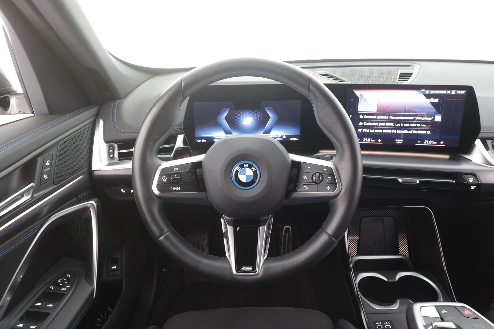 BMW iX1 2023 U11 30 xDrive Charged Edition M-Sport - | ACC | lisälämmitin | Koukku | Widescreen | LED | P.Kamera | Puolinahat | Comfort Access | Ratinlämmitys | Sporttipenkit | Apple&Android | Merkkihuollettu | Kahdet Renkaat |