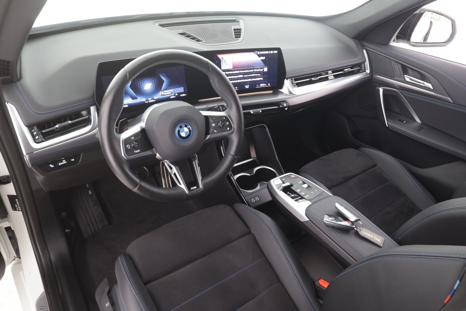 BMW iX1 2023 U11 30 xDrive Charged Edition M-Sport - | ACC | lisälämmitin | Koukku | Widescreen | LED | P.Kamera | Puolinahat | Comfort Access | Ratinlämmitys | Sporttipenkit | Apple&Android | Merkkihuollettu | Kahdet Renkaat |