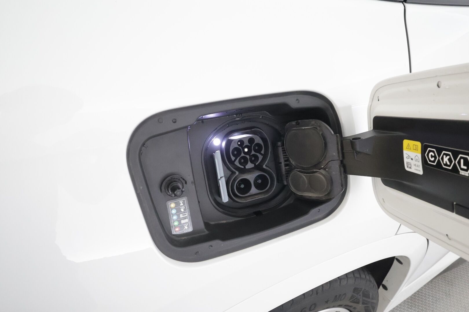 BMW iX1 2023 U11 30 xDrive Charged Edition M-Sport - | ACC | lisälämmitin | Koukku | Widescreen | LED | P.Kamera | Puolinahat | Comfort Access | Ratinlämmitys | Sporttipenkit | Apple&Android | Merkkihuollettu | Kahdet Renkaat |