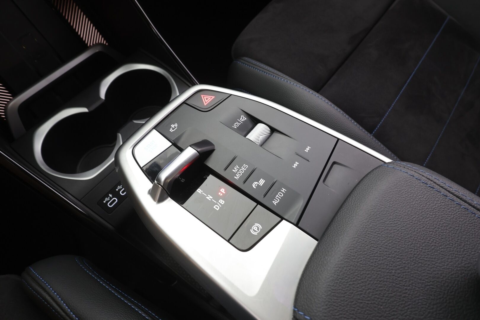 BMW iX1 2023 U11 30 xDrive Charged Edition M-Sport - | ACC | lisälämmitin | Koukku | Widescreen | LED | P.Kamera | Puolinahat | Comfort Access | Ratinlämmitys | Sporttipenkit | Apple&Android | Merkkihuollettu | Kahdet Renkaat |