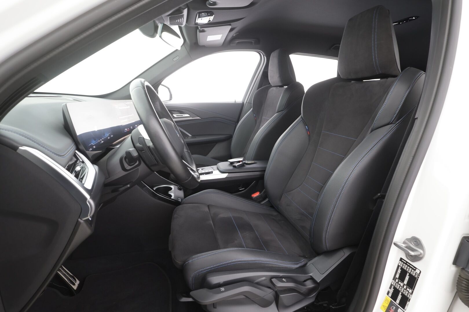 BMW iX1 2023 U11 30 xDrive Charged Edition M-Sport - | ACC | lisälämmitin | Koukku | Widescreen | LED | P.Kamera | Puolinahat | Comfort Access | Ratinlämmitys | Sporttipenkit | Apple&Android | Merkkihuollettu | Kahdet Renkaat |