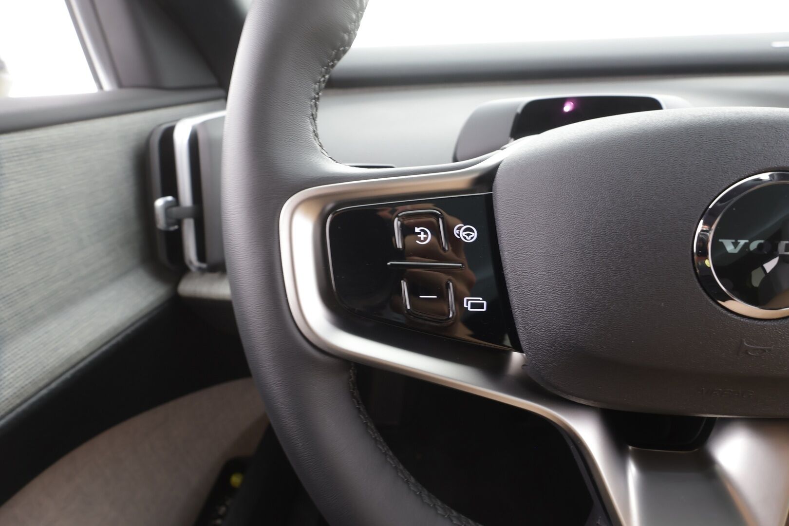 Volvo EX30 2025 Twin Performance Ultra - Lämpöpumppu | Vetokoukku | Harman&Kardon | Lasikatto | 360-Kamera | ACC | Merkkihuollot | Akuston esilämmitys | SUPERVARUSTEET!