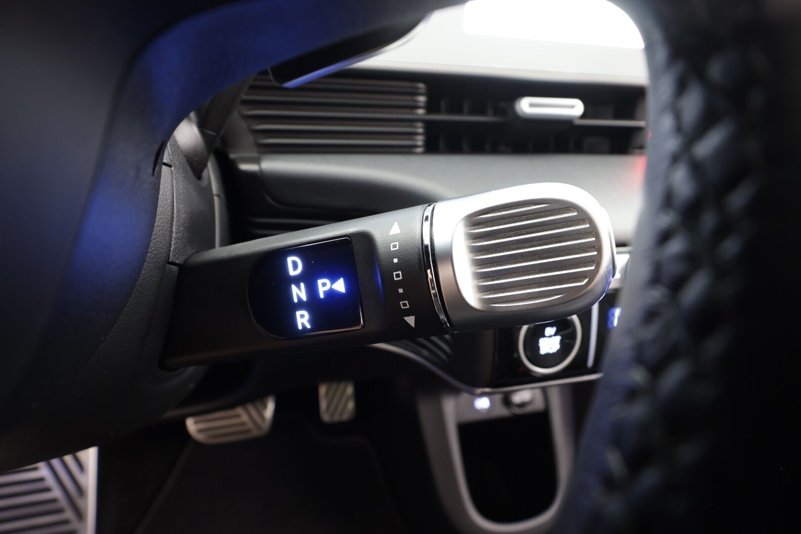 Hyundai IONIQ 5 2022 77 kWh 325 hv AWD Premium - | ACC | ILP | HUD | 360° | Lasikatto | Ilm. relax penkit | Muistipenkki | BOSE | HDA | BSM | Keyless | Sähk. takaluukku | Merkkihuollot | 2x renkaat aluin | 