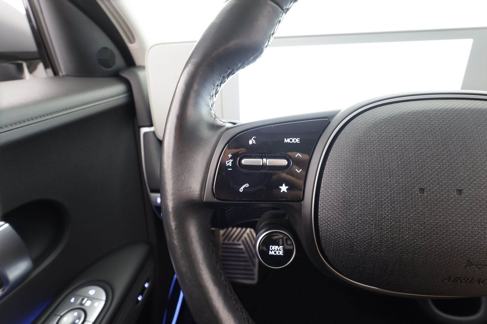 Hyundai IONIQ 5 2022 77 kWh 325 hv AWD Premium - | ACC | ILP | HUD | 360° | Lasikatto | Ilm. relax penkit | Muistipenkki | BOSE | HDA | BSM | Keyless | Sähk. takaluukku | Merkkihuollot | 2x renkaat aluin | 