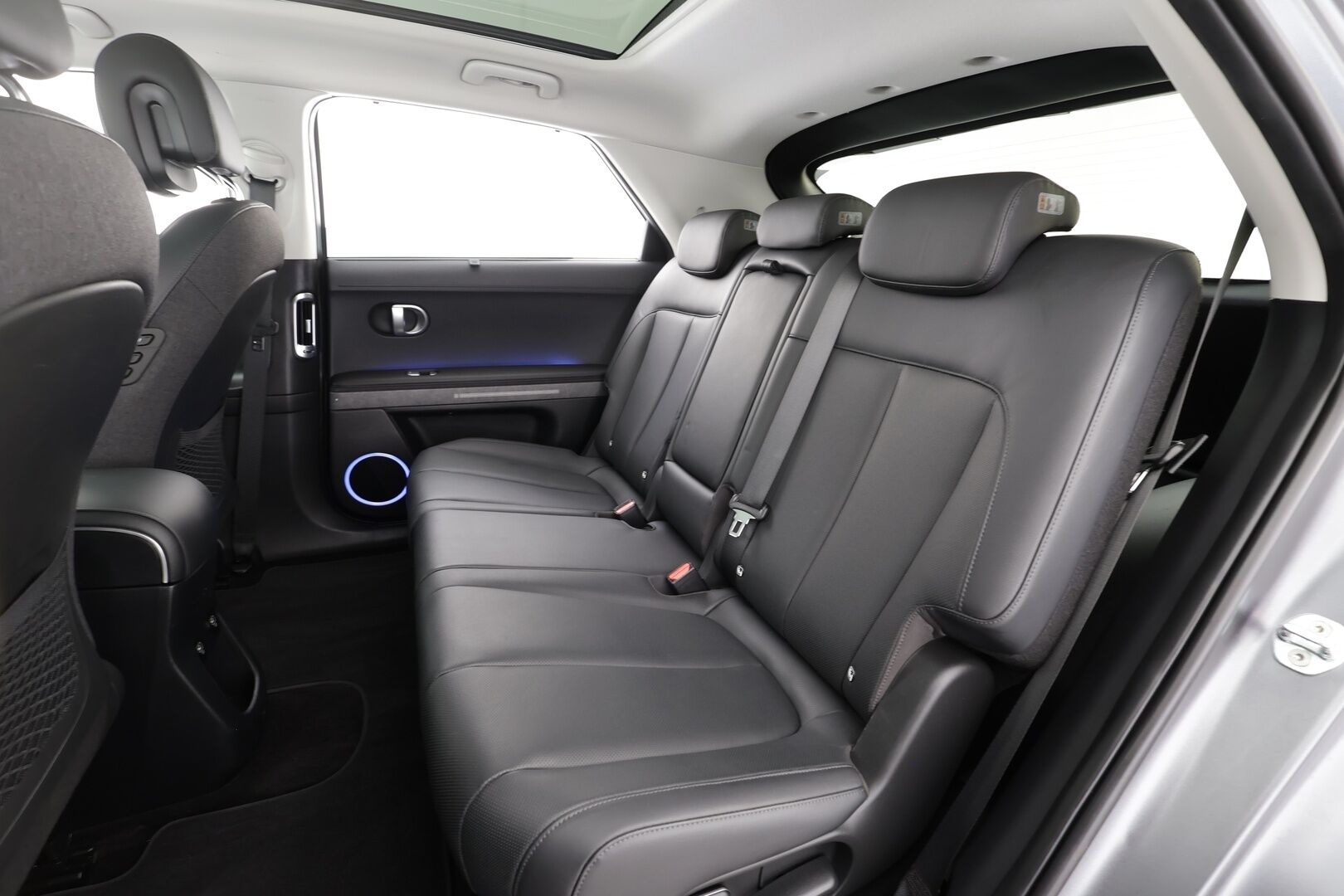 Hyundai IONIQ 5 2022 77 kWh 325 hv AWD Premium - | ACC | ILP | HUD | 360° | Lasikatto | Ilm. relax penkit | Muistipenkki | BOSE | HDA | BSM | Keyless | Sähk. takaluukku | Merkkihuollot | 2x renkaat aluin | 