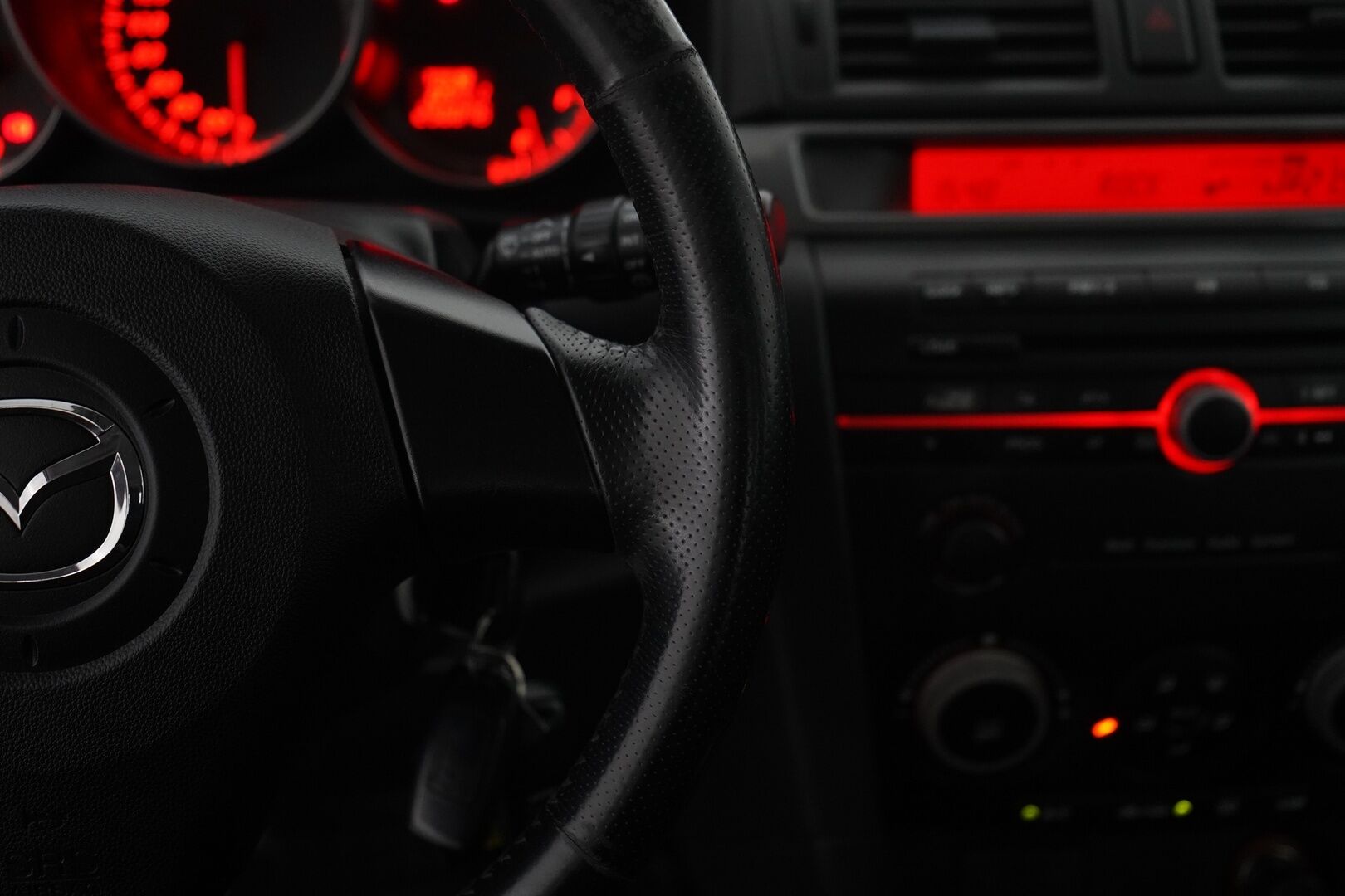 Mazda Mazda3 2005 *MYYDÄÄN HUUTOKAUPAT.COM *