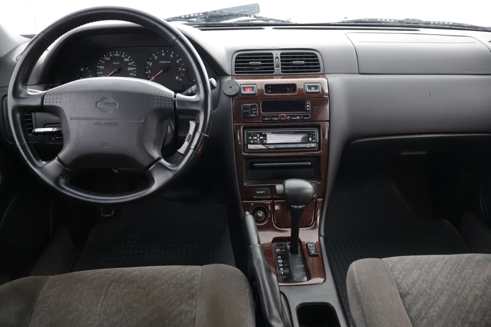 Nissan Maxima 1999 4D MAXIMA QX-V6 2.0-CAUA32/270 - Yritys outlet - Myydään vain yrityksille | Kahdet renkaat 