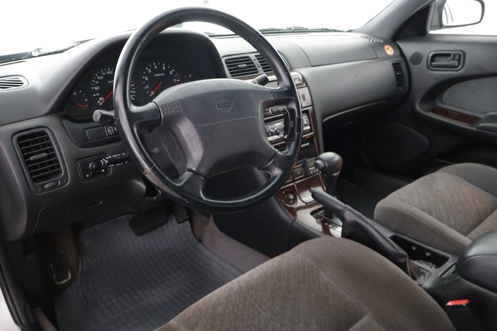 Nissan Maxima 1999 4D MAXIMA QX-V6 2.0-CAUA32/270 - Yritys outlet - Myydään vain yrityksille | Kahdet renkaat 
